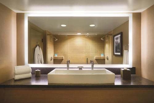Un baño con lavabo y un espejo grande. en Hyatt Regency Lake Tahoe Resort, Spa & Casino, en Incline Village