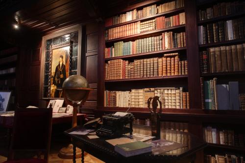 a library with a desk with an old typewriter at Chateau Appony in Oponice