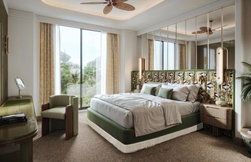 Un dormitorio con una cama grande y una ventana grande. en Roswyn, a Morgans Originals hotel, en Bombay