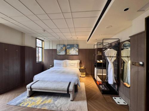 Postel nebo postele na pokoji v ubytování Habo Hotel Shanghai, a member of Design Hotels