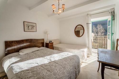 ein Schlafzimmer mit einem Bett und einem Fenster in der Unterkunft Appart centre La Salvetat Agout in La Salvetat