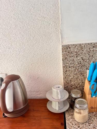 Příslušenství pro přípravu čaje a kávy v ubytování RATU Village - Luxury Island Apartment & Private Villa Gili Air