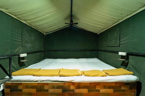 Un pat sau paturi într-o cameră la Dandeli Inn Resort