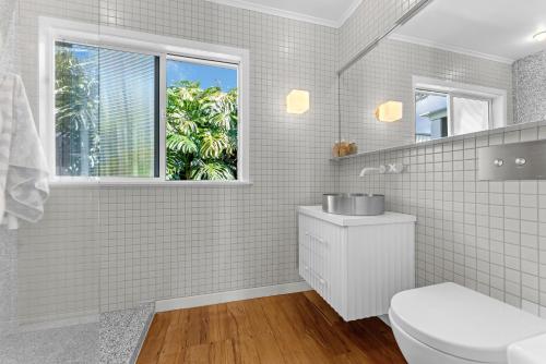 Ένα μπάνιο στο Bespoke Stays - Sunlit Home in Devonport