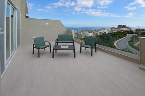 due sedie e un tavolo su un balcone con vista di Lovely and spacious penthouse 2 bed 1 bath with wide panoramic views a Pembroke