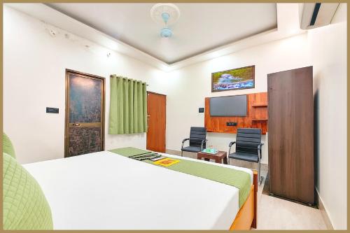 Una cocina o cocineta en Kalyan Singh Road Preemium Mateshwari Residency - Fully Air Conditioned Hotel With Free Parking Free Wifi - Best Premium Hotel In Ayodhya