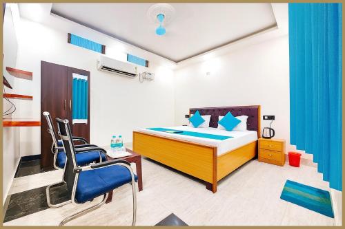 Una cama o camas en una habitación de Kalyan Singh Road Preemium Mateshwari Residency - Fully Air Conditioned Hotel With Free Parking Free Wifi - Best Premium Hotel In Ayodhya