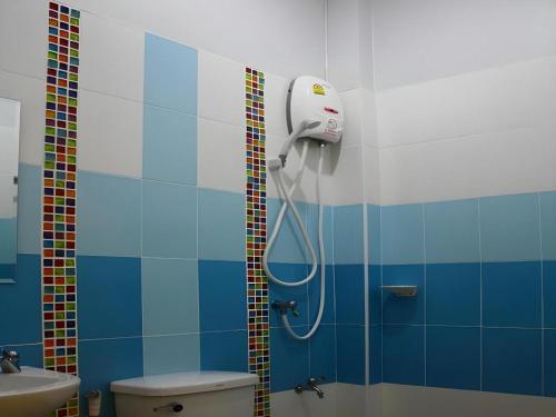 Un baño de Sabai Ez Hotel