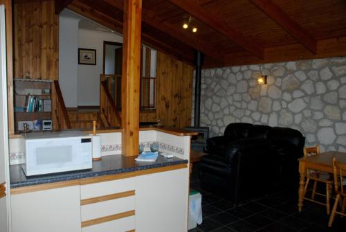 Køkken eller tekøkken på Honeymyrtle Cottage