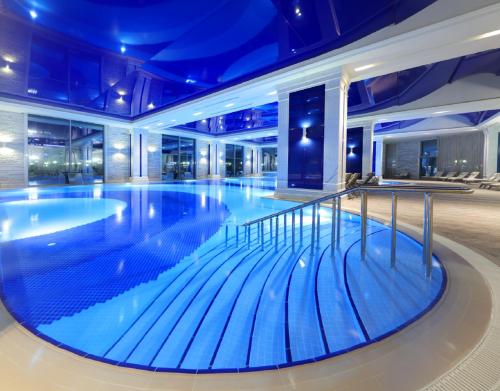 Hồ bơi trong/gần Kaiser Hotel University project