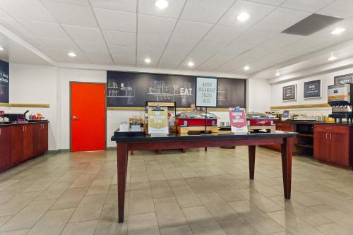 Kuchyň nebo kuchyňský kout v ubytování Hampton Inn & Suites Port Richey