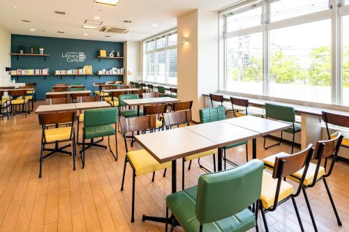 a dining room with tables and chairs at Comfort Hotel Tsubamesanjo in Sanjo