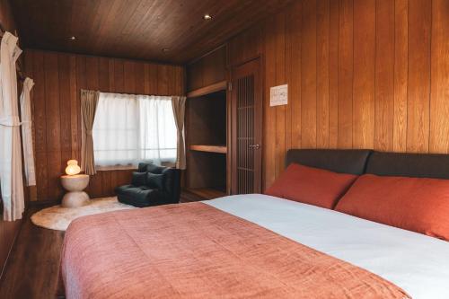 En eller flere senge i et værelse på Karabiner House Myoko