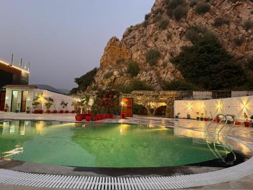 加姆布The Golden Valley Hotel and Resorts的山前一大片碧绿的水池