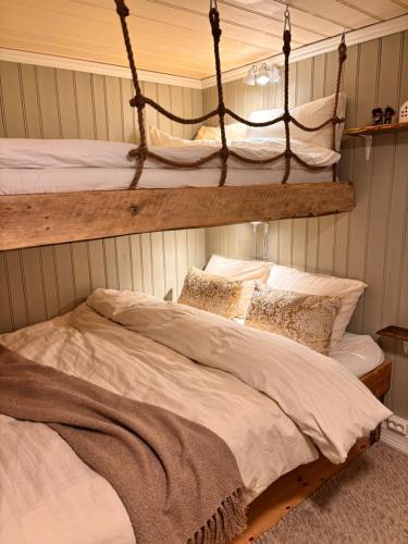 Ένα ή περισσότερα κρεβάτια σε δωμάτιο στο 1850 Old Farmhouse Retreat with jacuzzi and sauna