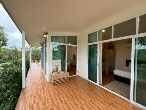 Balkón nebo terasa v ubytování SOL Glamping at Khao yai