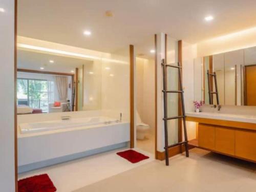 Ένα μπάνιο στο Elegant Beachfront 3BR Condo at Pearl of Naithon