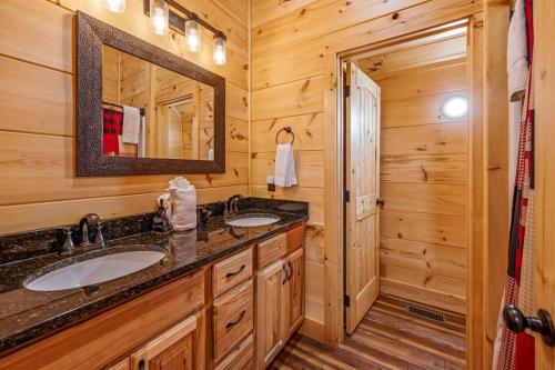 Et badeværelse på Luxury Cabin Rental, Perfect to see Fall Colors