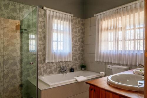 Koupelna v ubytování Bakenskraal Ostrich Palace