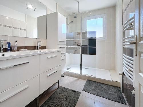 ein weißes Badezimmer mit Dusche und Waschbecken in der Unterkunft La Rose des Vents in Valence