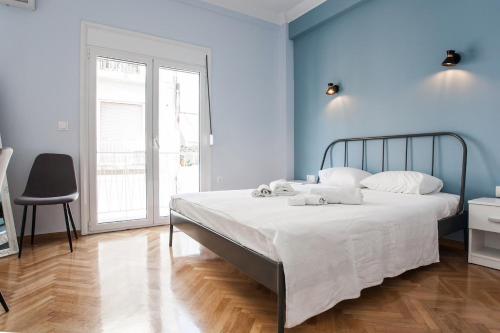 Spacious 3br Apartment with Terrace in Exarchea