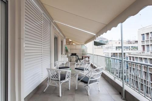 Spacious 3br Apartment with Terrace in Exarchea