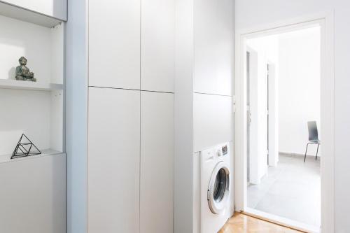 Spacious 3br Apartment with Terrace in Exarchea