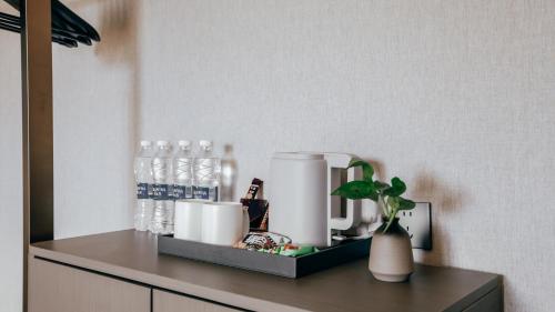 Příslušenství pro přípravu čaje a kávy v ubytování Xi'an Yishe 101 Hotel