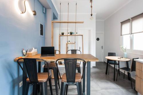 Spacious 3br Apartment with Terrace in Exarchea