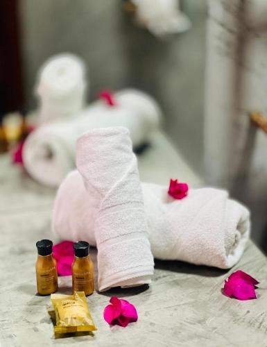 a close up of towels and flowers on a table at Pousada Ybitu in São Miguel do Gostoso