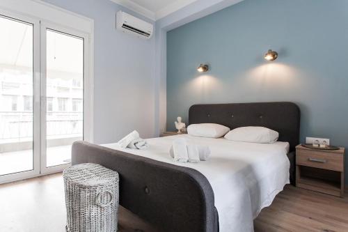 Spacious 3br Apartment with Terrace in Exarchea