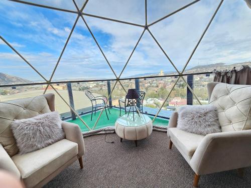 Χώρος καθιστικού στο Flames boutique