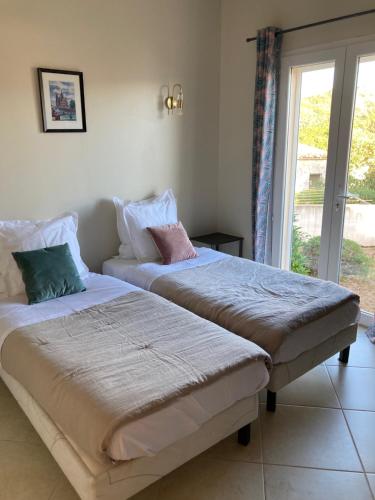 Postel nebo postele na pokoji v ubytování Superbe villa avec piscine vue mer, proche plage et Porticcio