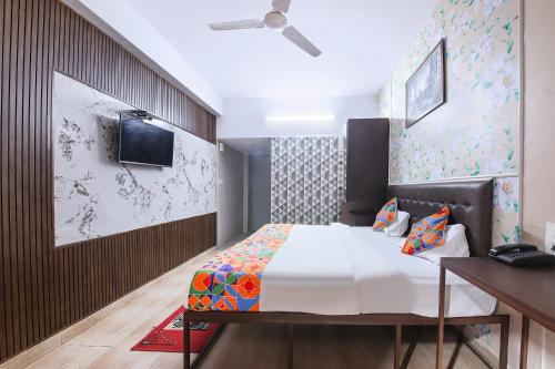 Un pat sau paturi într-o cameră la FabHotel Clement