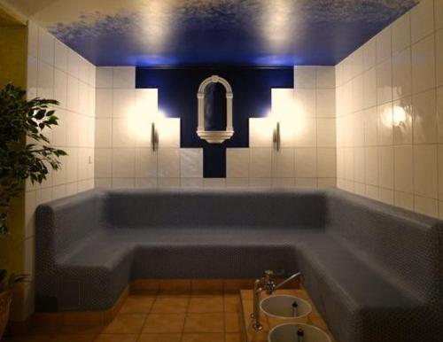 baño con bañera con lavabo y luces en Hotel Schoch en Mainhardt