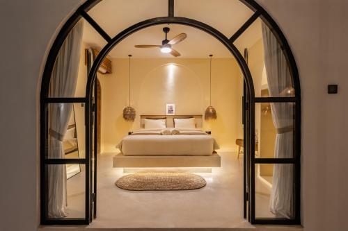 una camera da letto con un letto e un grande specchio di Sensorium VILLAS a Canggu
