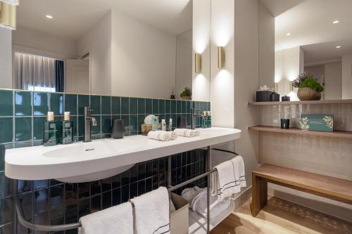 um banheiro com uma pia e um espelho em Meliá Milano em Milão