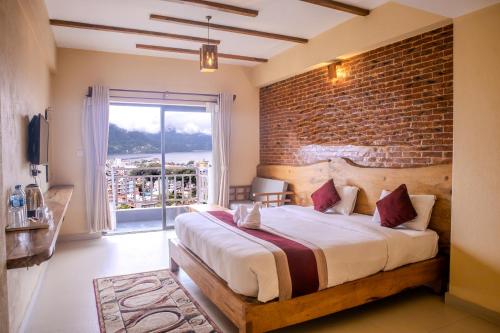 Ένα ή περισσότερα κρεβάτια σε δωμάτιο στο Pinnacle Hotel,Lakeside Pokhara