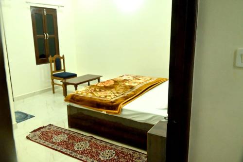 En eller flere senge i et værelse på Janki Paying Guest House