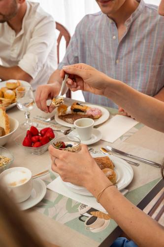 Un grupo de personas sentadas en una mesa comiendo comida en Milano Simple, en Bellaria-Igea Marina