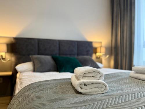 Postel nebo postele na pokoji v ubytování Prywatny parking Malachitowy by Rentoom