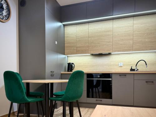 Kuchyň nebo kuchyňský kout v ubytování Prywatny parking Malachitowy by Rentoom