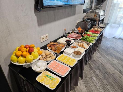 第比利斯Flames boutique的提供多种食物的自助餐线