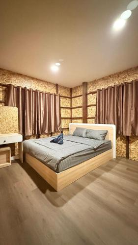 een slaapkamer met een bed in een kamer bij Baan Chok Dee Homestay in Chiang Khan