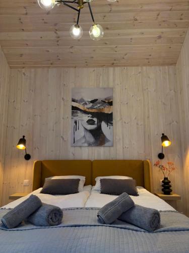 Postel nebo postele na pokoji v ubytování STUDIO DZEŅI Sauna and Peaceful Hideaway