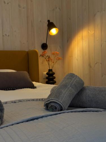 Postel nebo postele na pokoji v ubytování STUDIO DZEŅI Sauna and Peaceful Hideaway