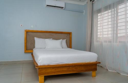 Una cama o camas en una habitación de Tical Apartments