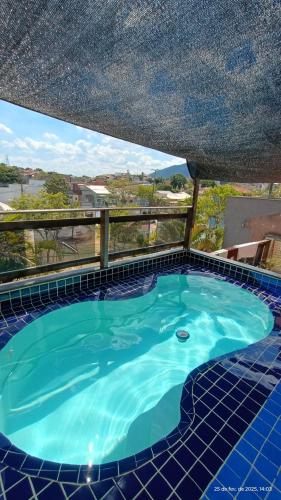 Bazén v ubytování Piscina Churrasqueira e paz Casa de Campo da Jeanne em Campo Grande, Rio de Janeiro nebo v jeho okolí