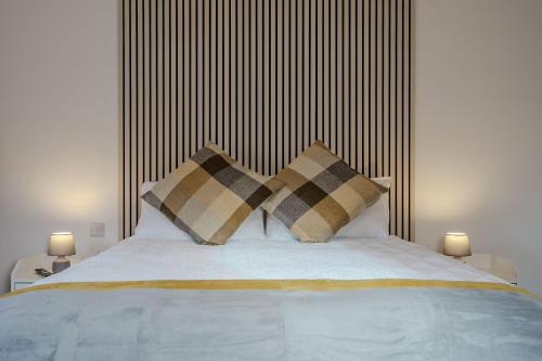 En eller flere senge i et værelse på Rothwill House by Winterton Cottages