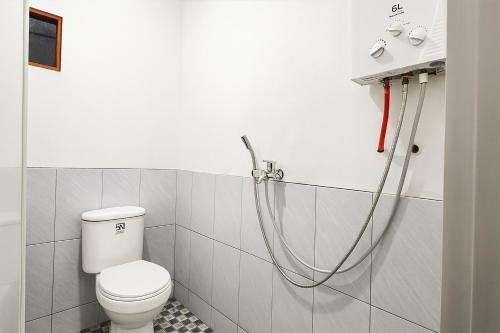 um banheiro com chuveiro e vaso sanitário em Villa TB Pangalengan Bandung RedPartner em Palayangan